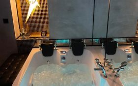 Apartament z Jacuzzi w Sercu Krakowa